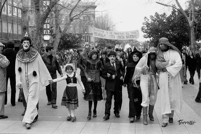 FOTOS DEL CARNAVAL EN MALLORCA: Cuando sa Rua recuperó las calles de Palma tras 40 años de dictadura y prohibición