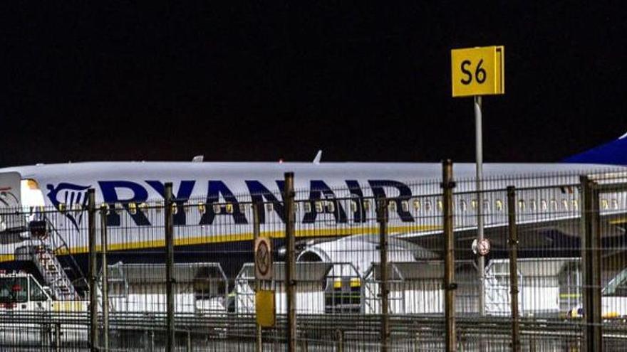 Avión de Ryanair en el aeropuerto de Eindhoven.