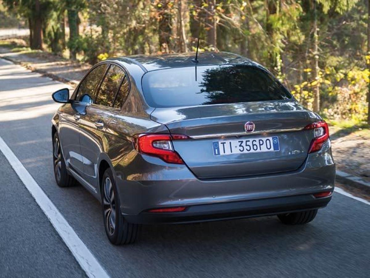 El Fiat Tipo visto desde atrás