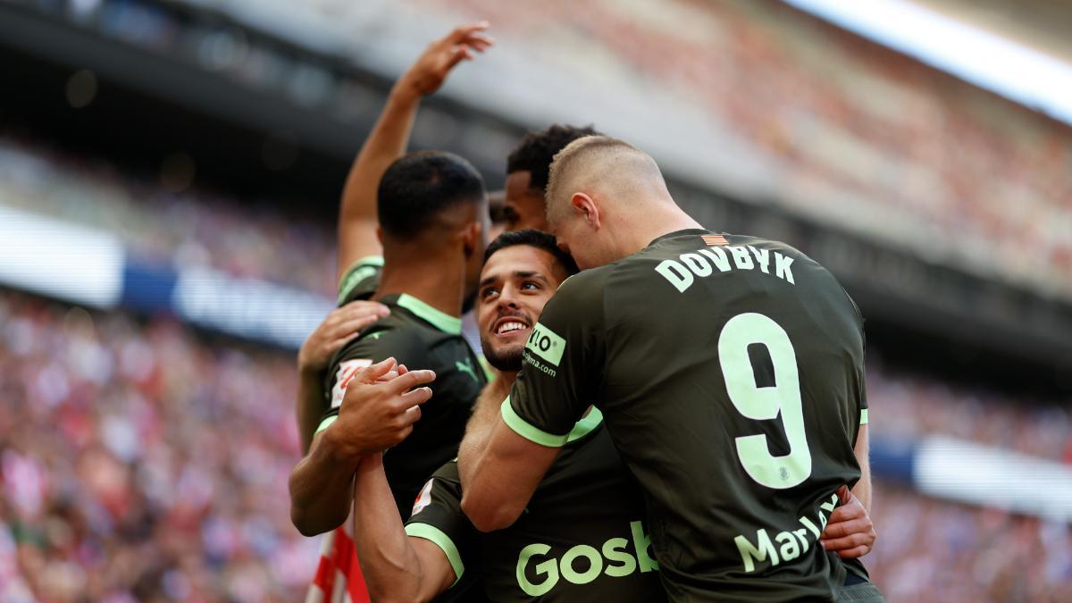 Yan Couto y Artem Dovbyk celebran el gol del Girona en el Cívitas Metropolitano