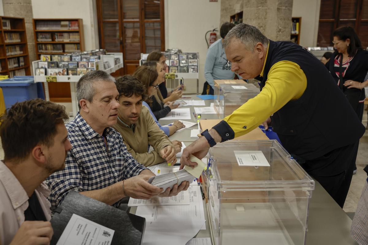 GRAFCVA3671. VALENCIA, 28/05/2023.-Un cartero entrega los votos emitidos por correo en una mesa electoral de Valencia día en el que cerca de 35,5 millones de ciudadanos votan este domingo a los representantes de 8.100 municipios en una elecciones muy reñidas en las que también se renuevan 12 gobiernos autonómicos, además de las asambleas de las ciudades autónomas de Ceuta y Melilla y cabildos insulares, unos comicios que podrían ser la antesala de las elecciones generales de diciembre.EFE/ Biel Aliño