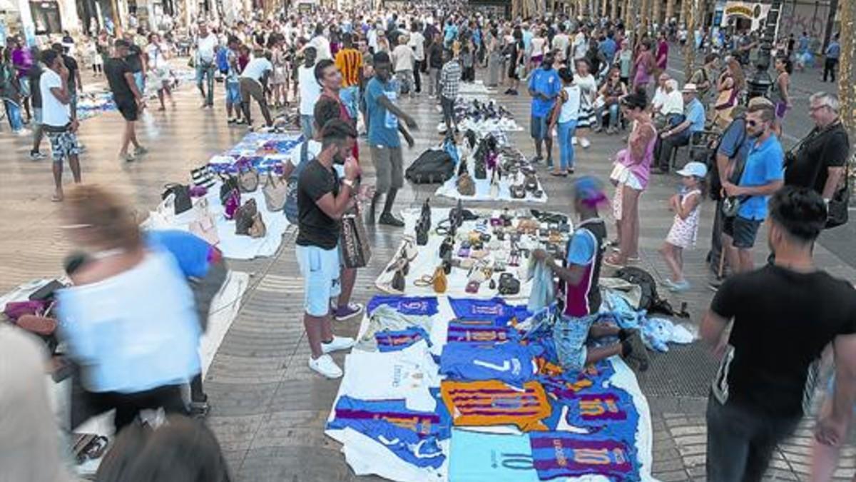 Manteros en las Ramblas, este verano.