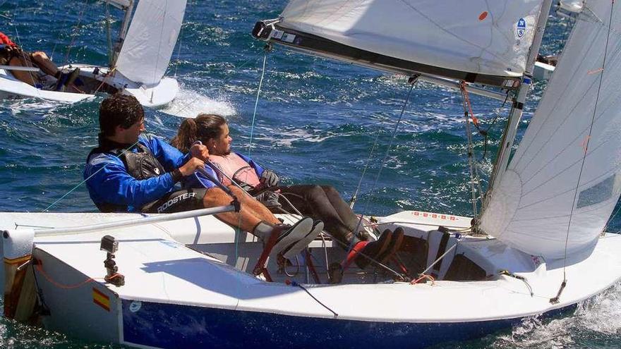 Carlos Ordóñez y Leticia Pelayo, durante la regata.