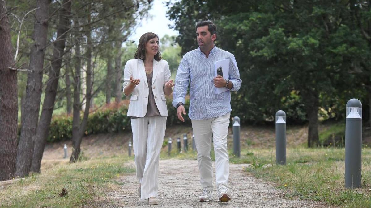 Ángeles Vázquez y Álex Doval, este martes en el parque canino de Oroso.