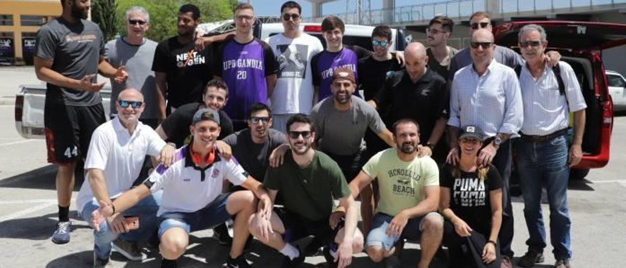 Jugadores, técnicos y directivos posan juntos en el polideportivo antes de emprender el viaje de ayer.