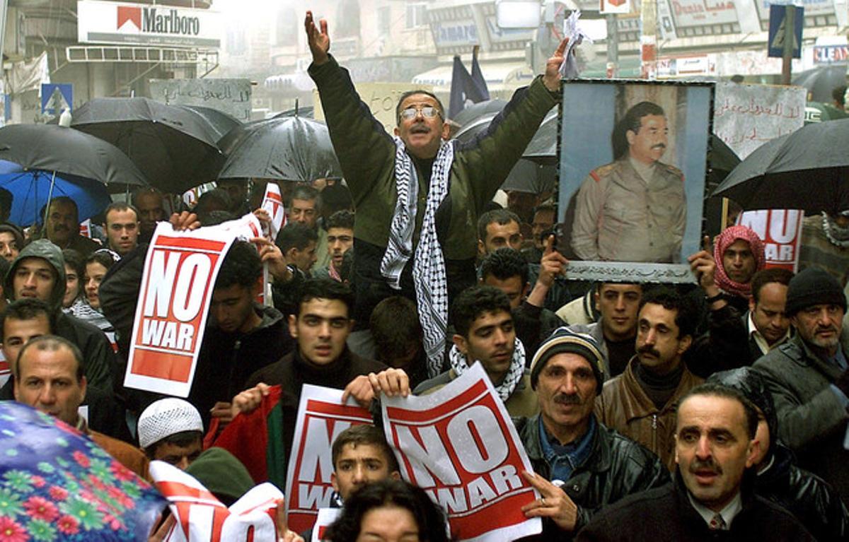 Solamente 600 palestinos salieron a protestar a las calles de Ramala (foto) contra un posible ataque de EEUU y sus aliados contra Irak, y a demostrar su apoyo a la Autoridad Nacional Palestina, opuesta a una guerra contra Bagdad. En Tel-Aviv, la manifestación reunió a 3.000 personas, entre judíos y árabes.