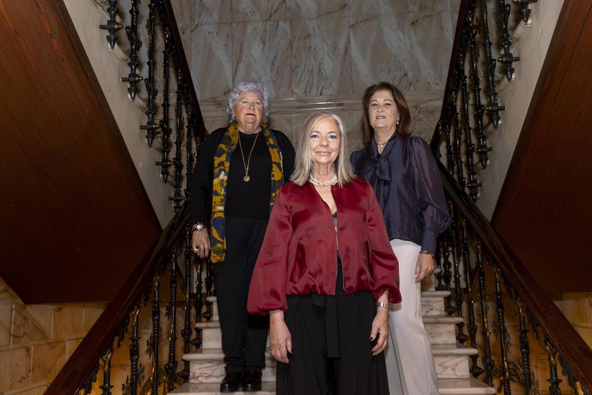 La vocal contadora del Real Liceo Casino de Alicante, Maria José Gallego, la presidenta, Sara Cortés, y la tesorera, Mari Carmen Jiménez