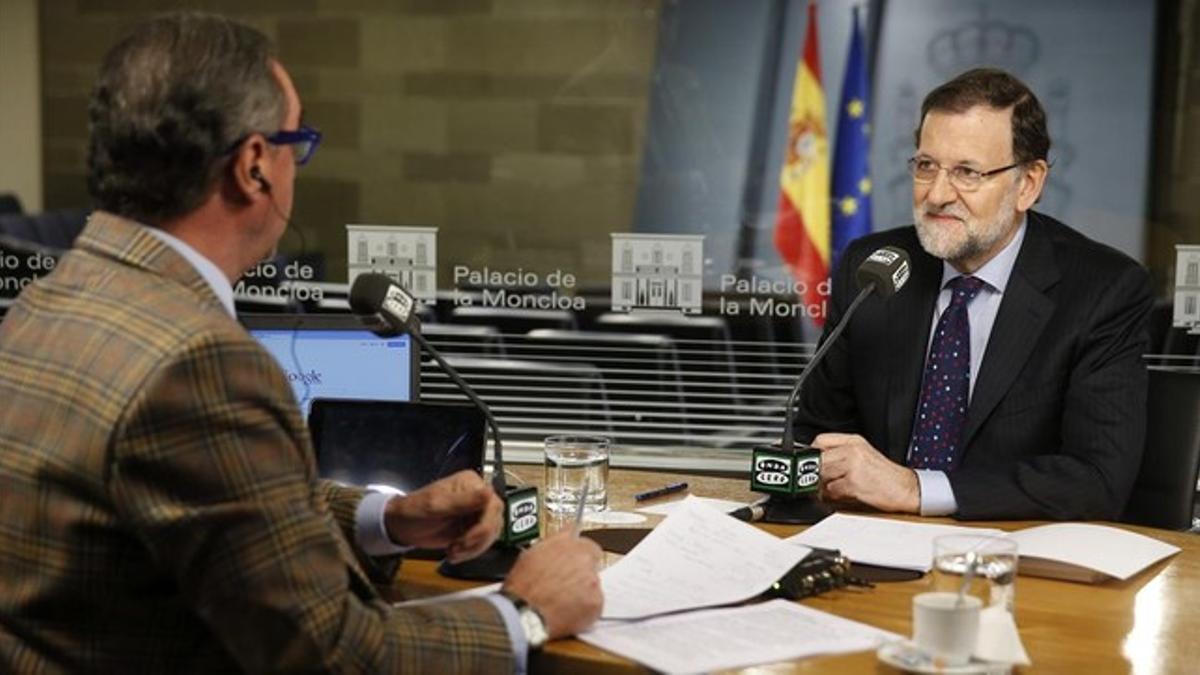 El presidente del Gobierno, Mariano Rajoy, durante la entrevista que ha ofrecido este lunes a Carlos Herrera.