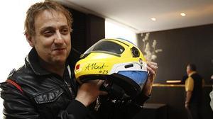 Aquest Sant Jordi, l’escriptor Albert Espinosa ha rebut com a regal un casc de moto especialment dissenyat per a ell amb els seus símbols de la sort i el seu color favorit: el groc.