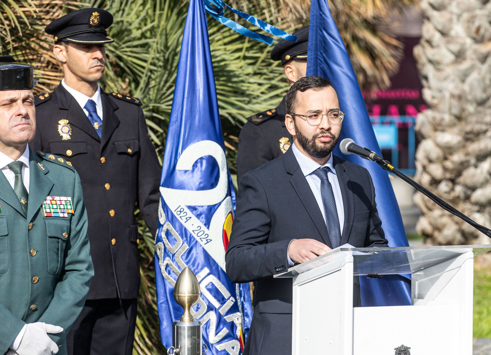 Alicante celebra el 200 aniversario de la Policía Nacional con el izado de la bandera en la Plaza del Mar