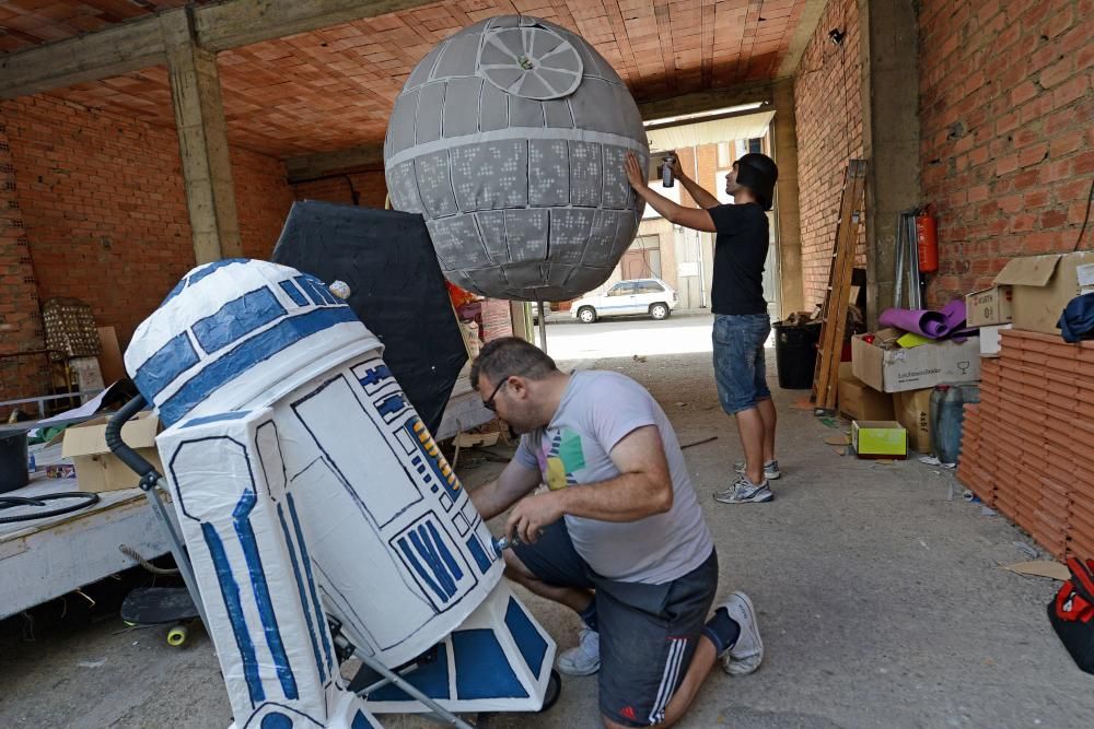 Preparación de embarcaciones del descenso floklórico de Laviana