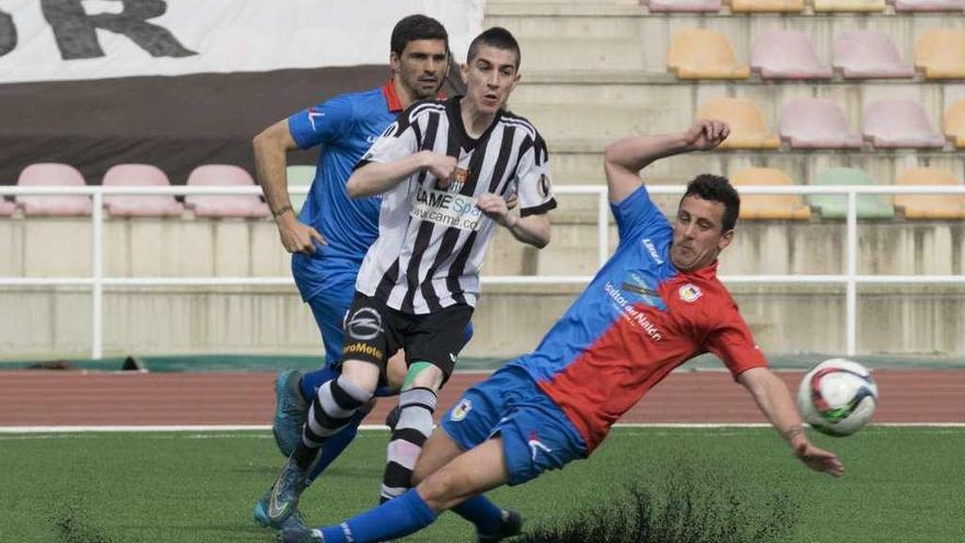 Pelayo Pedrayes intercepta un avance de un jugador del Haro en presencia de Nacho Calvillo.