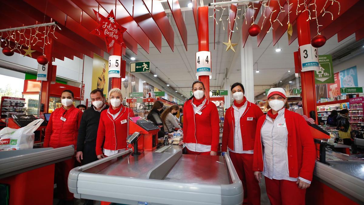 Los empleados del Supermercado Deza posan junto a las cajas.