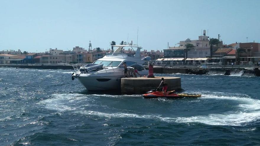 Rescatan a tres personas de un barco averiado en Cabo de Palos