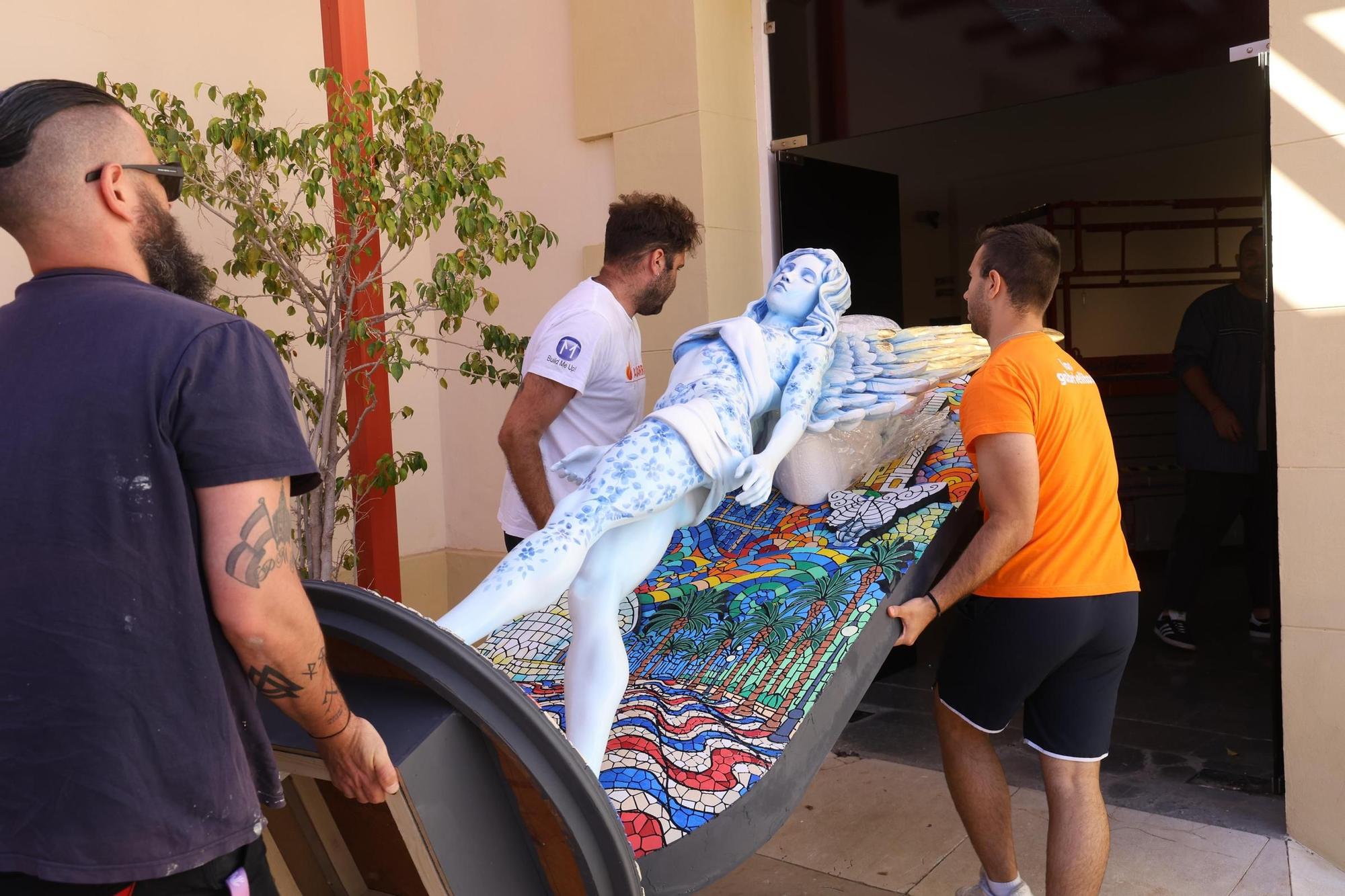 Los ninots llegan a la Lonja del Pescado de Alicante