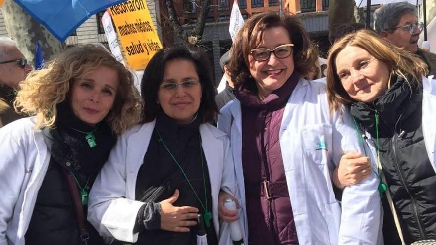 Isabel Montoya, presidenta del Colegio de Médicos de Murcia (2º dcha), durante la protesta en Madrid.