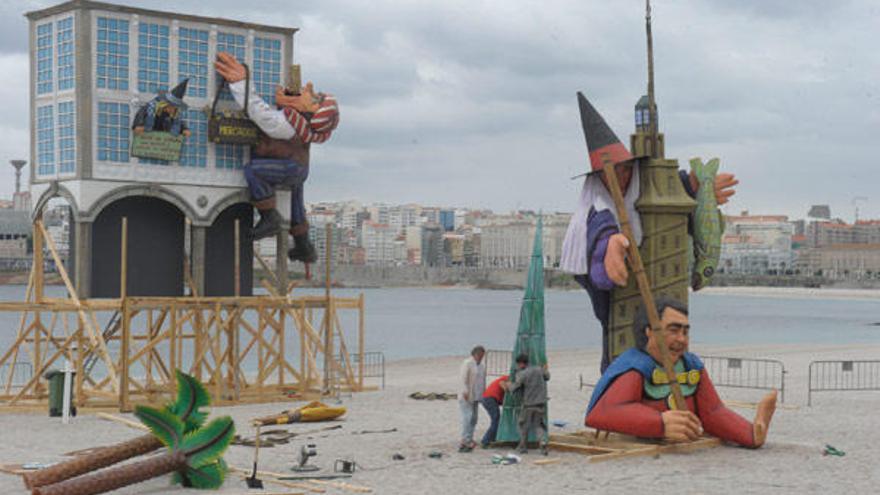 Operarios instalando en la playa de Riazor la falla que se quemará durante la noche de San Juan 2012.