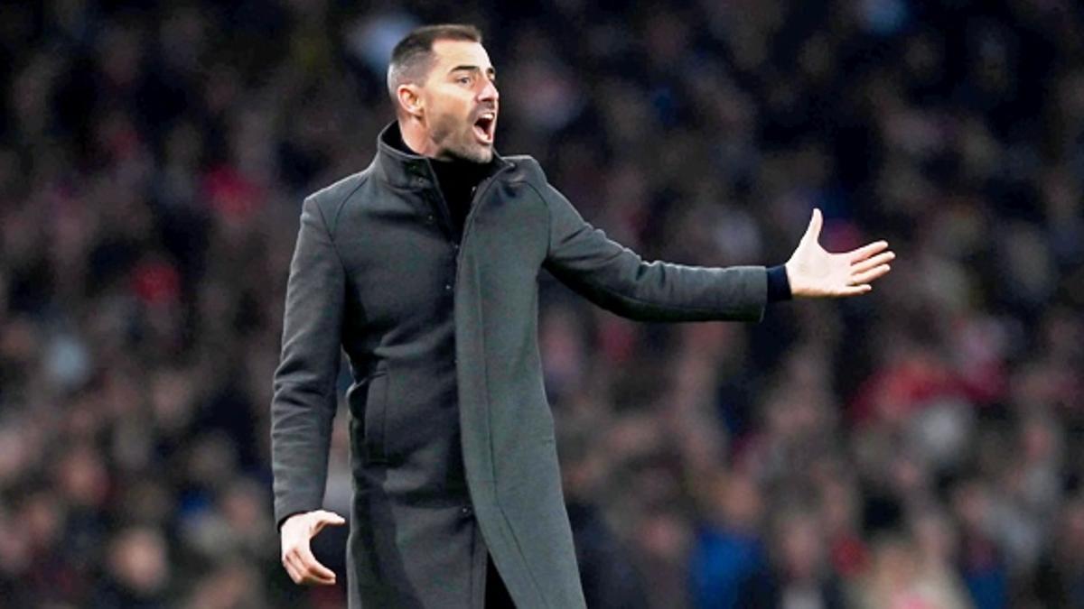 Rubén Sellés dirige al Southampton en un partido frente al Arsenal en Inglaterra.