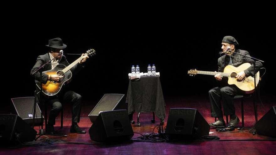 Juan Perro actuó anoche en el Auditorio Municipal de Vilagarcía.  // Noé Parga