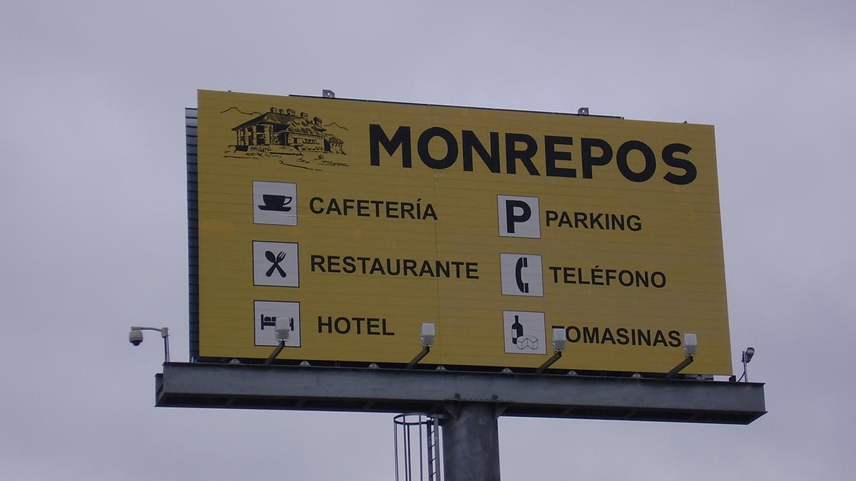 Un cartel anuncia el Hotel Restaurante Monrepós en la A-23