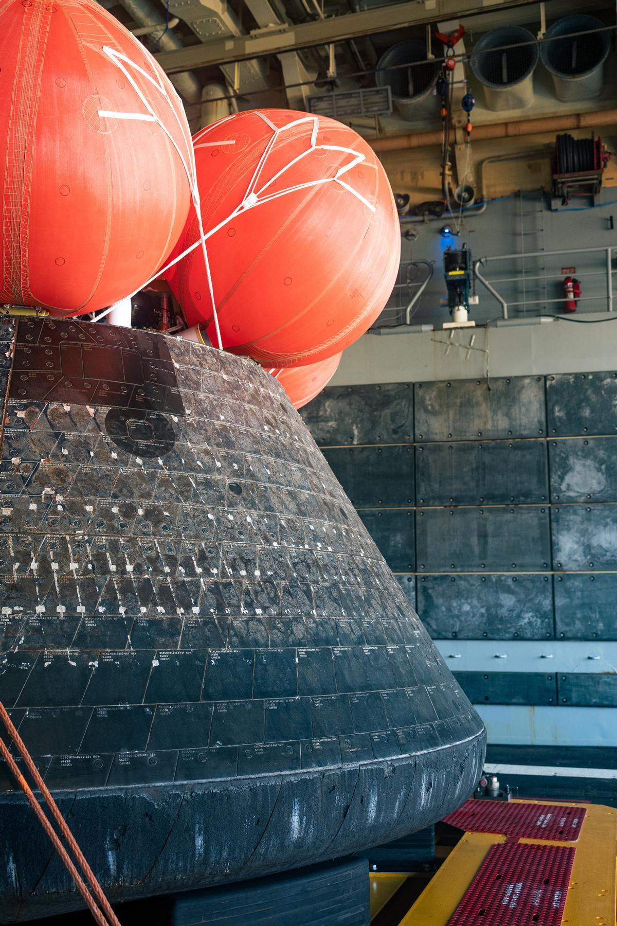 La cápsula espacial Orion se exhibe en la cubierta de pozo del USS John P. Murtha en San Diego, California, EE. UU. La cápsula espacial Orion se exhibe en la cubierta de pozo del USS John P. Murtha en San Diego, California, EE. UU.