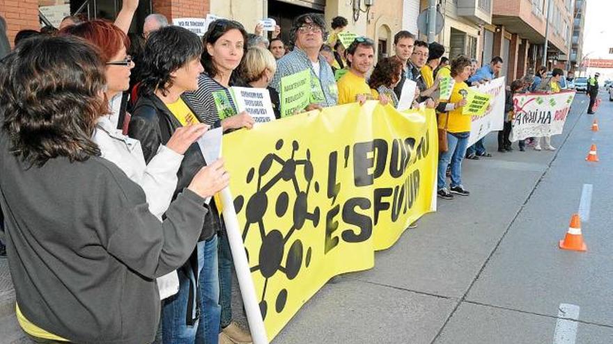 Una seixantena de professors protesten a Manresa per les retallades a educació