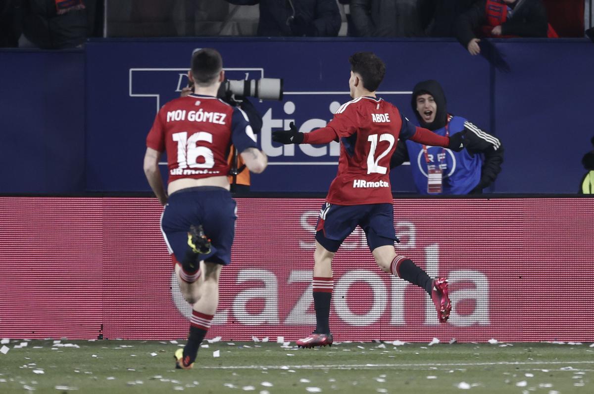 PAMPLONA, 01/03/2023.- El delantero de Osasuna Abde Ezzalzouli (d) celebra tras marcar ante el Athletic, durante el partido de ida de las semifinales de la Copa del Rey que Osasuna y Athletic disputan este miércoles en el estadio de El Sadar, en Pamplona. EFE/Jesús Diges