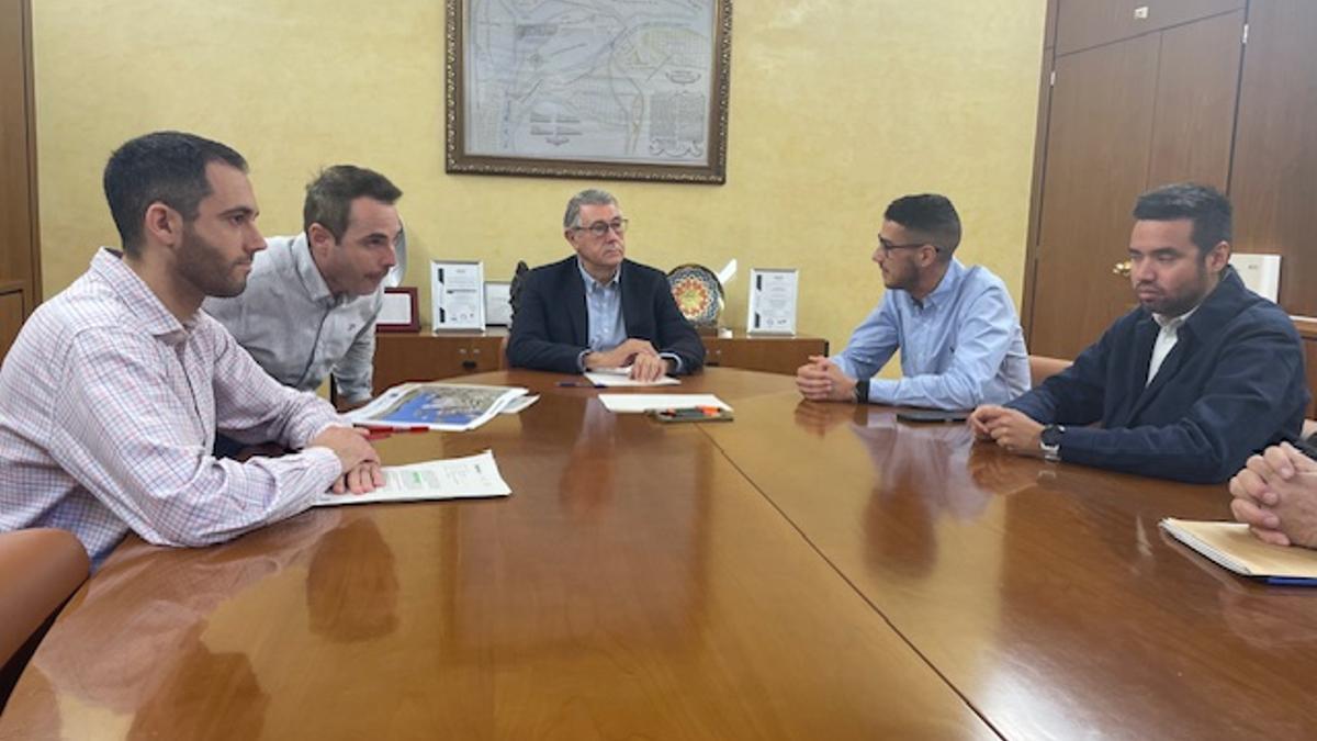 Un momento de la reunión con Urrea en Crevillent