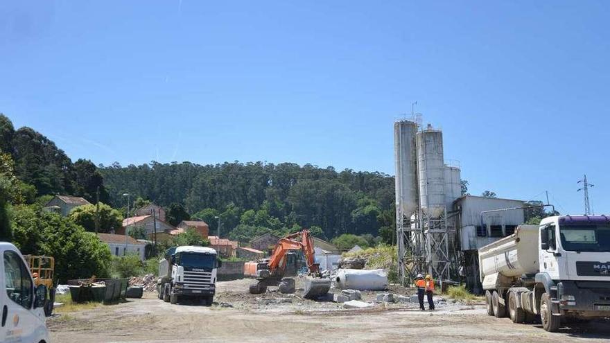 Trabajos de derribo de las instalaciones en la jornada de ayer. // Gustavo Santos