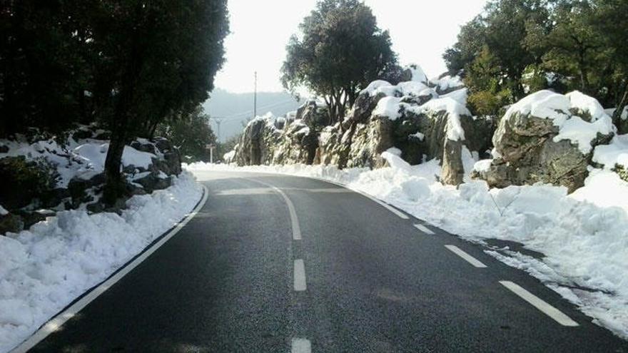 La carretera nevada de Caimari a Lluc.