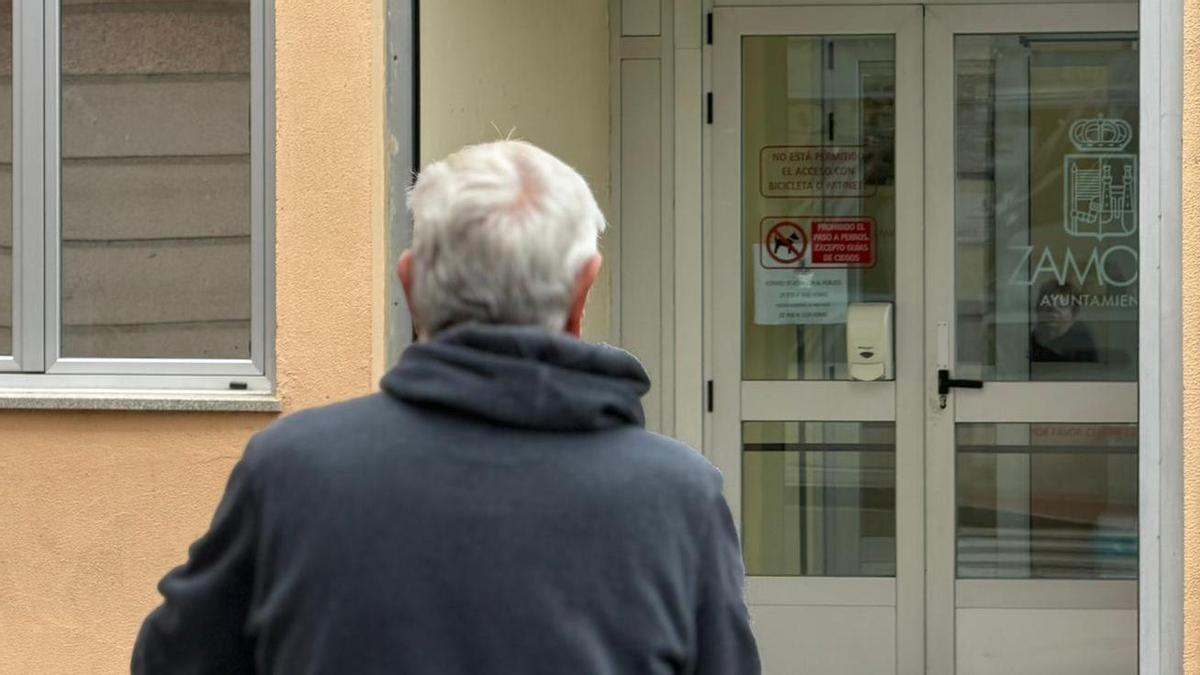 Un hombre a las puertas de las oficinas del Ayuntamiento de Zamora en la calle de Santa Ana.