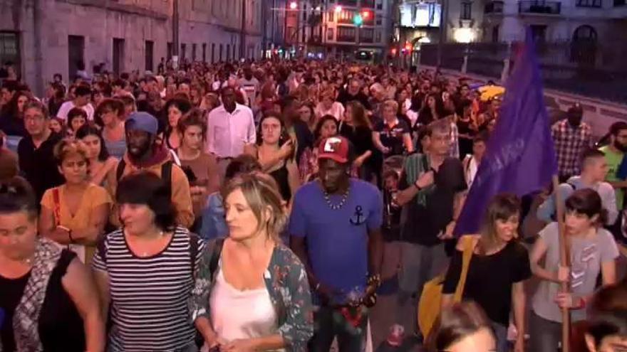 Cientos de personas protestan en las calles contra los últimos asesinatos de mujeres