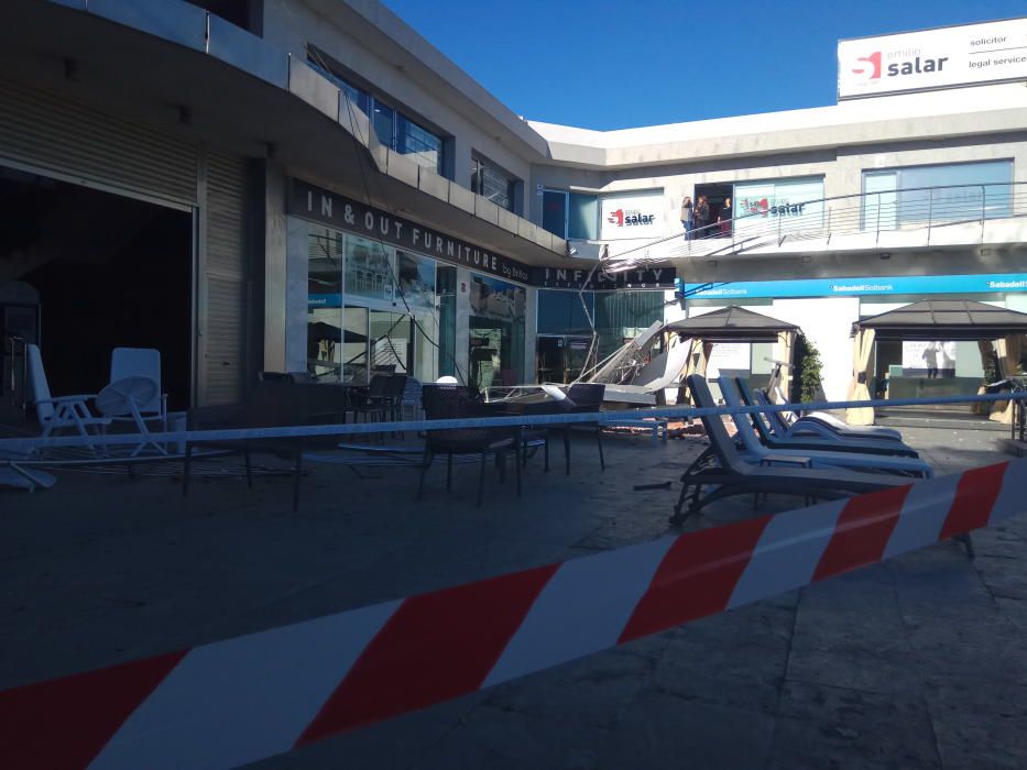 El viento derriba un cartel de grandes dimensiones sobre la terraza de un centro comercial en Orihuela Costa sin causar víctimas