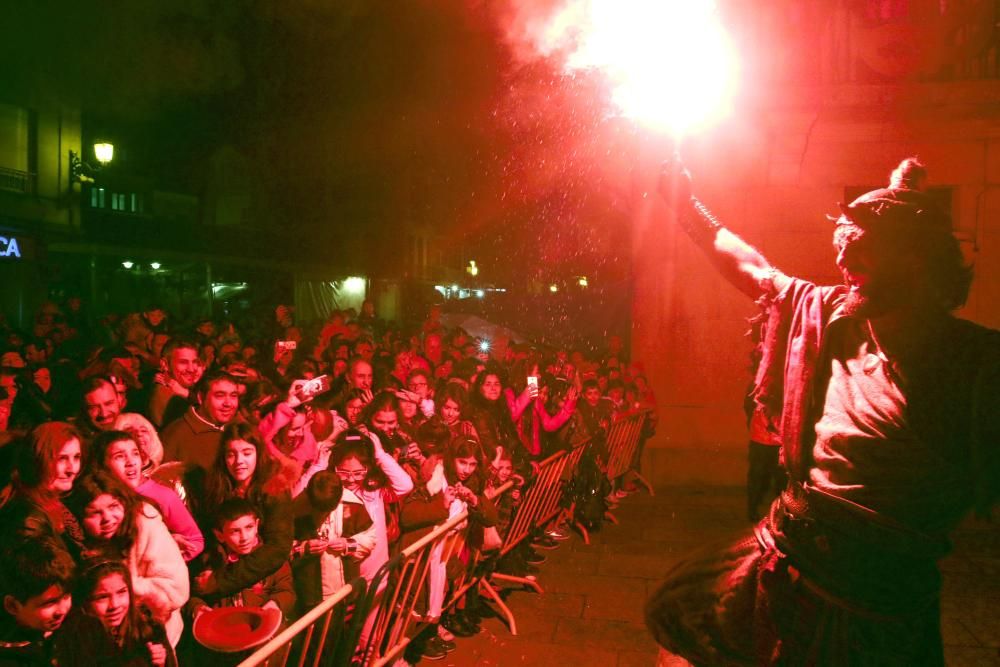 La villa celebra en un mismo día el desfile de comparsas, el concurso de disfraces y la quema del Meco.