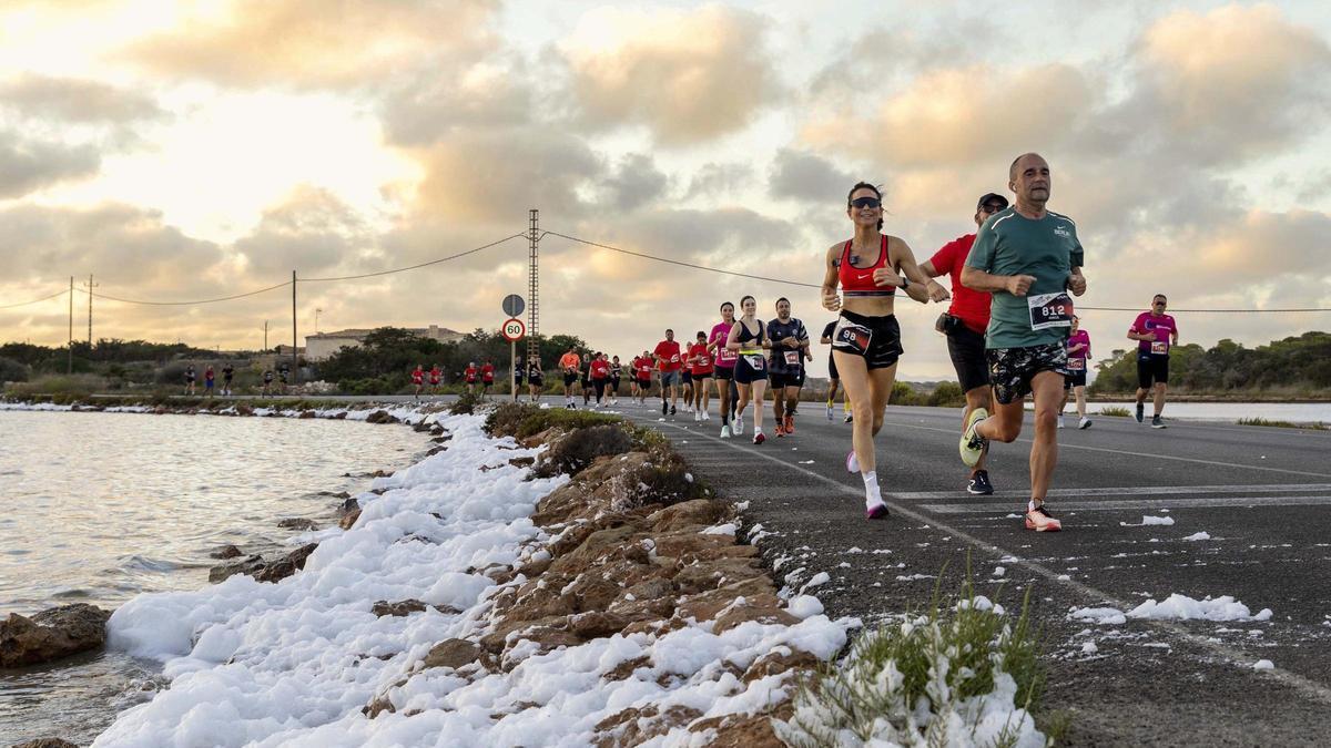 Un grupo de corredores trota en uno de los tramos de la 15k Formentera Sunset Run.
