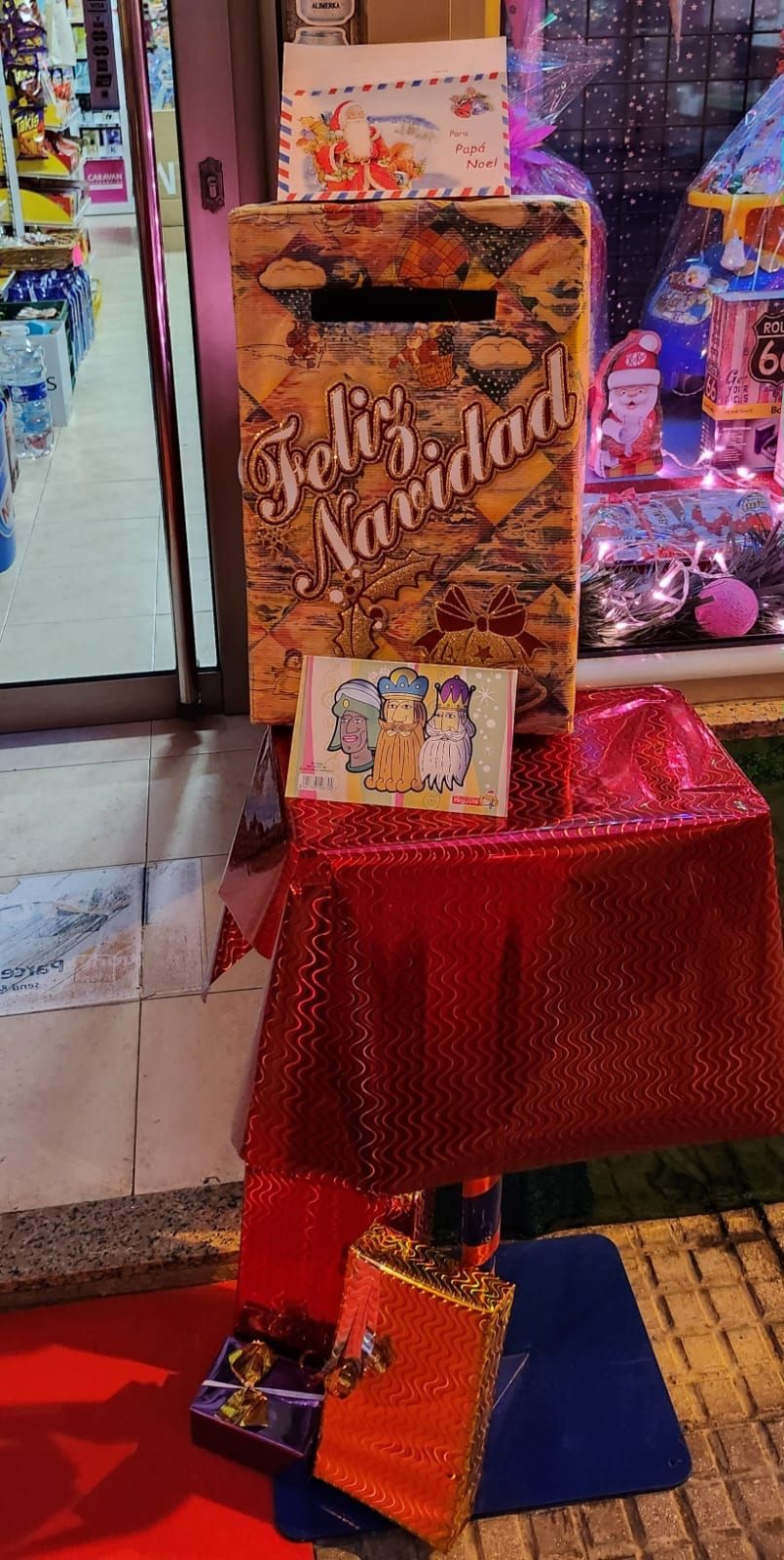 Los comerciantes de Laviana instalan un centenar de buzones para recoger las cartas a los Reyes Magos y Papá Noel