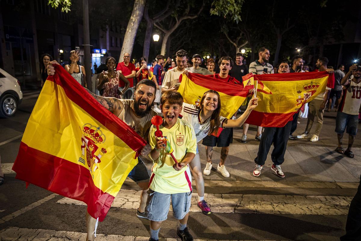 Les millors imatges de la celebració a Manresa del triomf de la Roja al Mundial