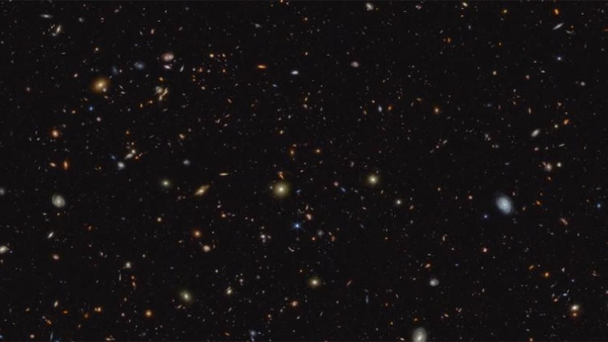 La imagen muestra miles de galaxias de diversas formas y tamaños.