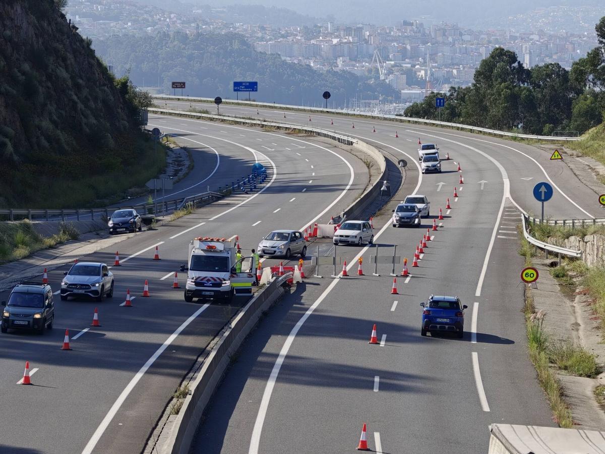 Vehículos en el desvío este martes en el viaducto de A Mó de la Autovía do Morrazo en Meira