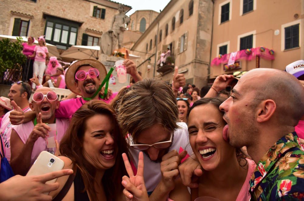 In Anlehnung an eine Dorflegende erfanden die Menschen in Sineu eine Fabelgestalt, halb Stier, halb Teufel, mit einer rosa Blume geschmückt: den Muc. Unter diesem Namen wurde er erstmals 2003 gefeiert. Seither strömen Jahr für Jahr, stets am 14. August, immer mehr rosa bekleidete Anhänger nach Sineu.