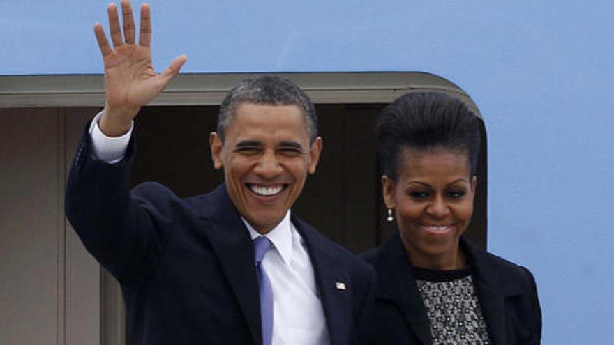 Obama y su esposa Michelle, a su llegada al aeropuerto de Dublín.