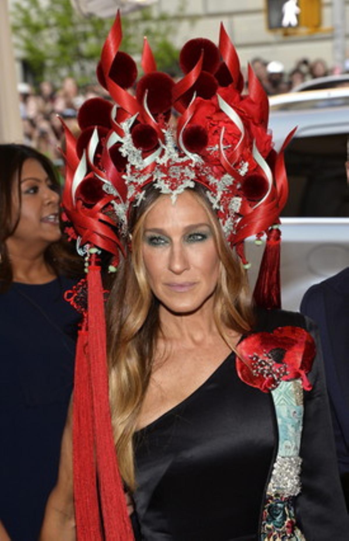 Sarah Jessica Parker, con un tocado de fuego de dragón, uno de los impactos de la noche en Nueva York.