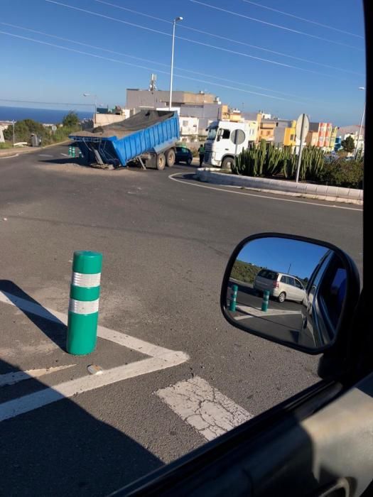 Un camión hace un trompo en Telde y pierde su bañera