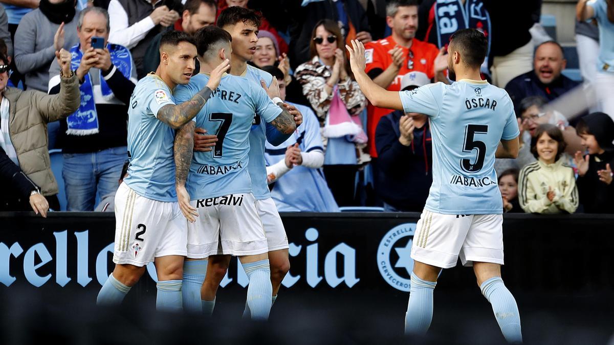 Los jugadores del Celta celebran el tercer gol del equipo ante el Valladolid