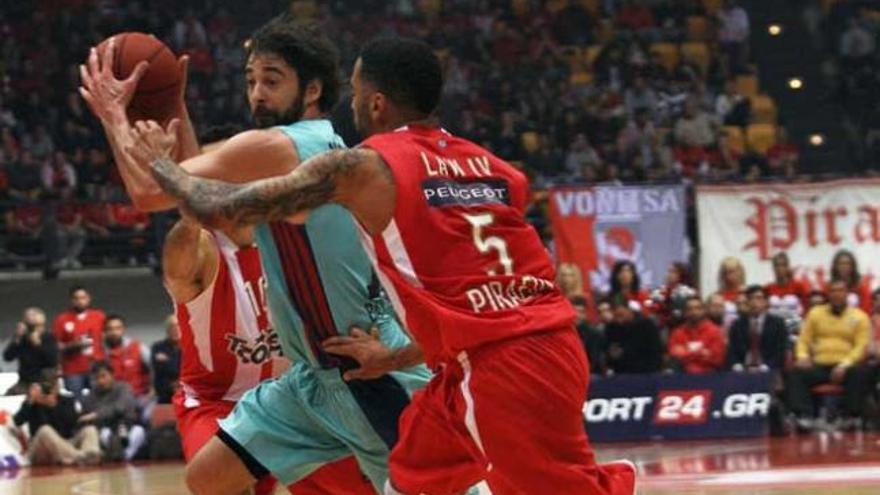 Navarro se escapa con el balón ante los jugadores del Olympiacos.