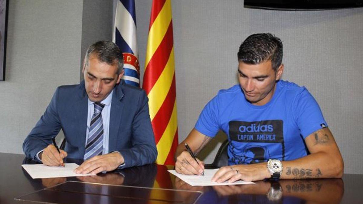 Ramon Robert y José Antonio Reyes, en la firma del contrato