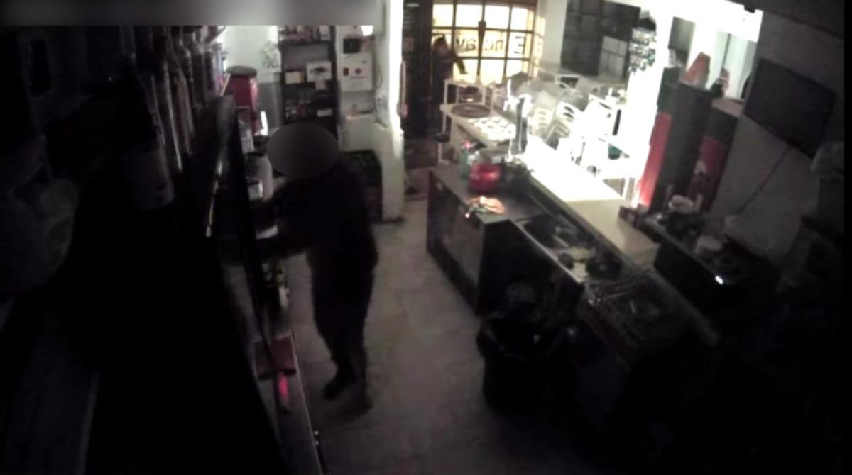 Los presuntos ladrones dentro de uno de los establecimientos