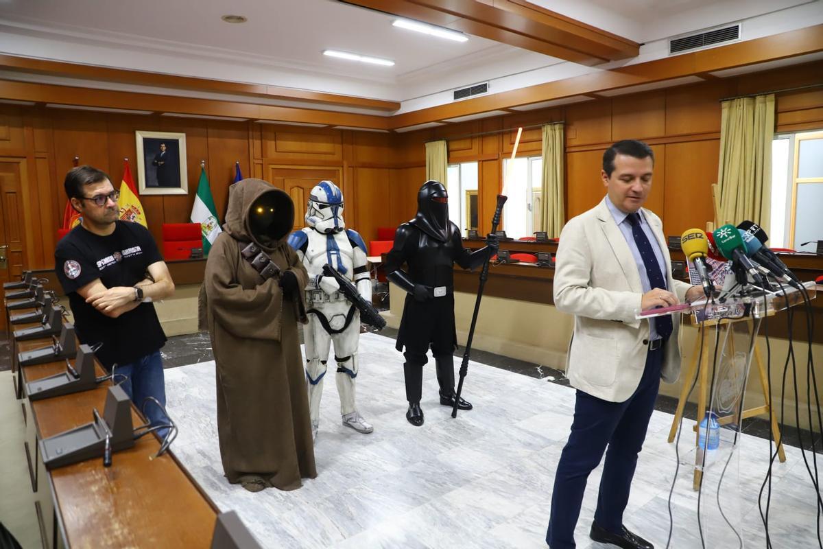 El alcalde, José María Bellido, en la presentación del desfile de Star Wars.