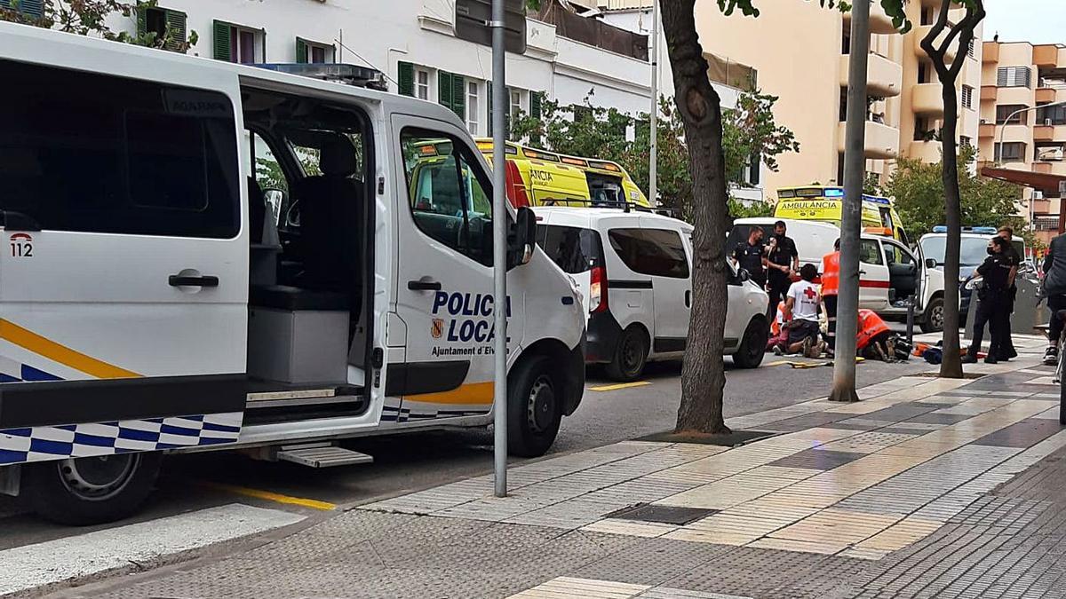 El herido es atendido por los sanitarios, ayer por la tarde, en la avenida de España de Vila.