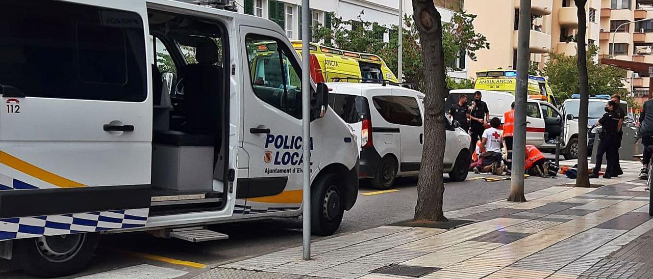 El herido es atendido por los sanitarios, ayer por la tarde, en la avenida de España de Vila.